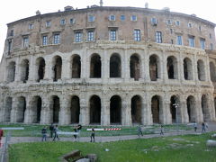 マルケッルス劇場(マルチェッロ劇場)
Teatro Marcello

皇帝アウグストゥスが後継者の死を悼んで建てた、かつては41のアーチを持ち１万5000人もの観客を収容したという古代ローマの円形劇場跡。世界遺産にも登録されていますが、現在もアパートとして使用されているという珍しい遺跡です。

