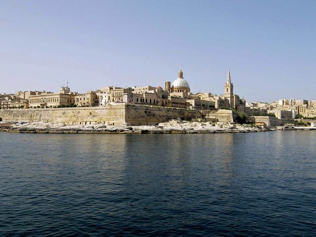 現在は違うフェルナンデス号という帆船が運航していて、我々と同じ時間に出港します。明後日はあの船に乗る予定です。帆船は港を出ると反時計回りの西に進みますが、我々は時計回りに東に進みます。午後のコミノ島の海水浴で出会えるはずです。