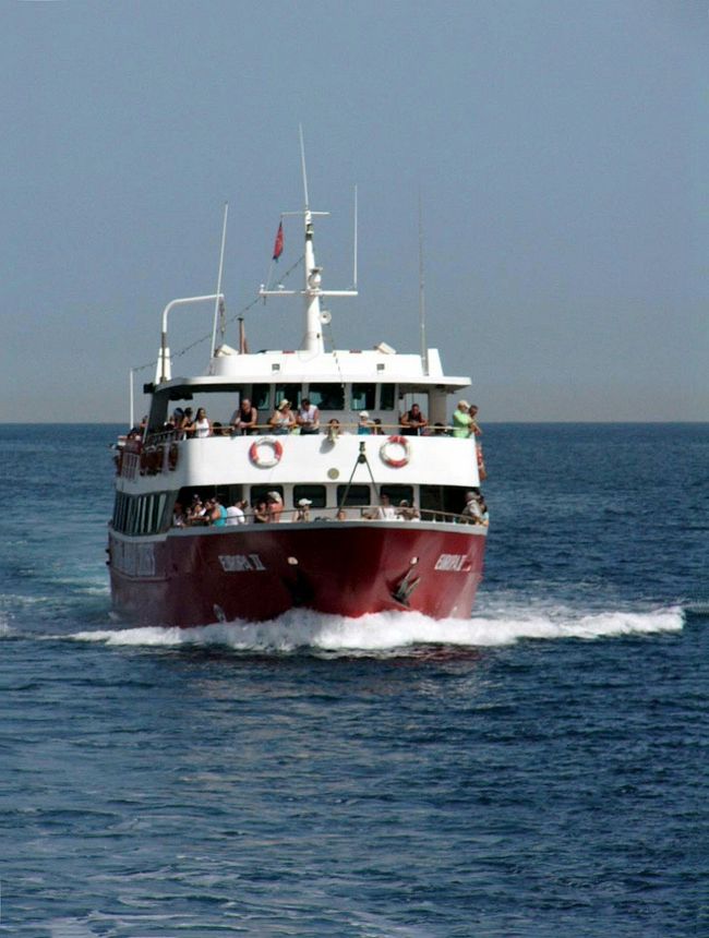 同じタイプのショートクルーズの遊覧船が後方をついてきます。