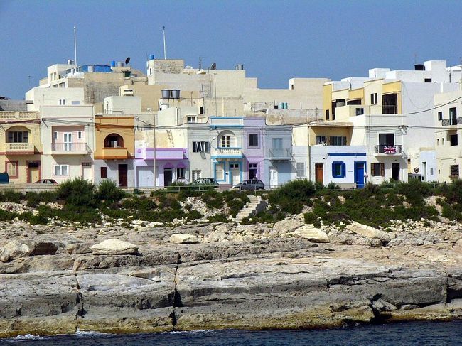 暫らく航行するととてもカラフルな一角が現れます。ヴェネツィアのブラーノ島をパステル色にしたような感じです。ブラーノ島と同じように漁師さんが沖から帰って来たときに自分の家と分かるようにしたのでしょうか。