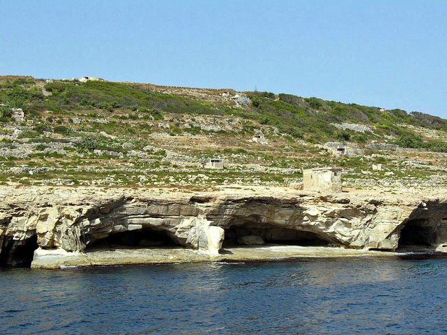 さらに集落を過ぎるとこんな浸食された崖が続きます。マルタ島が堆積した砂岩で出来ていて、また少しづつ海に戻っているのが分かります。
