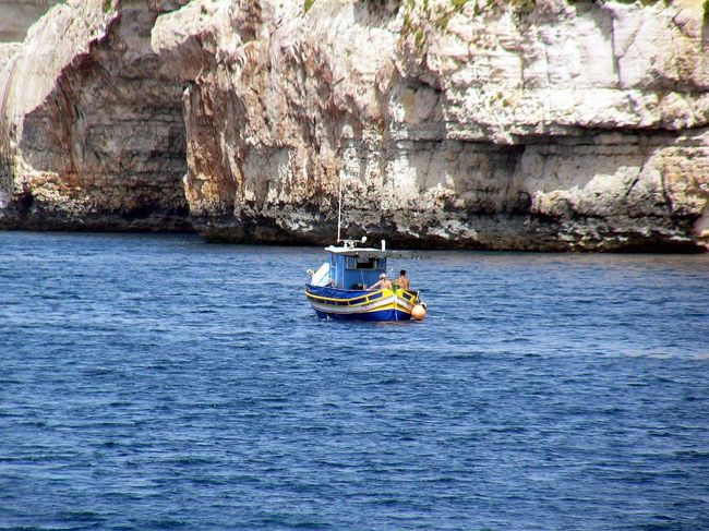マルタの漁船はとても奇麗な色で塗り分けられ、フェニシアンアイ（フェニキア人の眼）と呼ばれる魔除けの目が船の帆先につけられています。