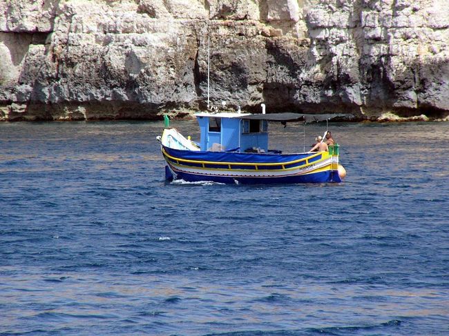 沿岸の漁業はあまり盛んではないのか、規模の小さな木造船をたまに見かけるだけです。