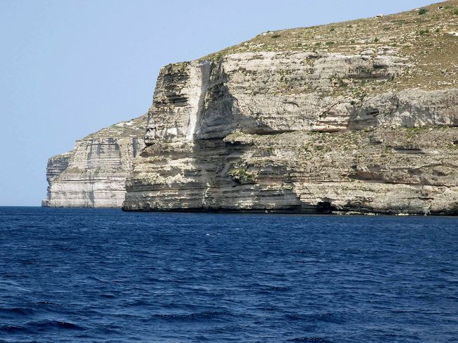 マルタ島の南側はこんな断崖絶壁が延々と続いています。