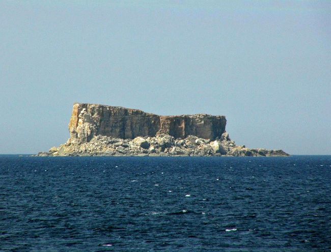 第2次世界大戦中はイギリス軍が艦砲射撃の標的に使っていた島です。