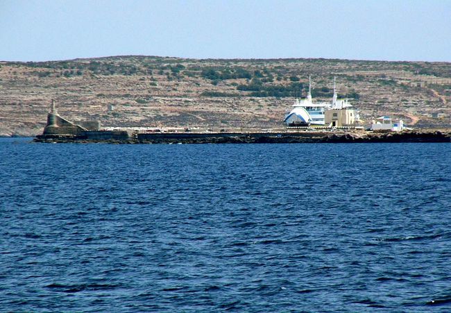マルタ島の北端チェルケウア（Cirkewwa)が見えてきました。ここの港からゴゾ島までフェリーで渡る事が出来ます。
