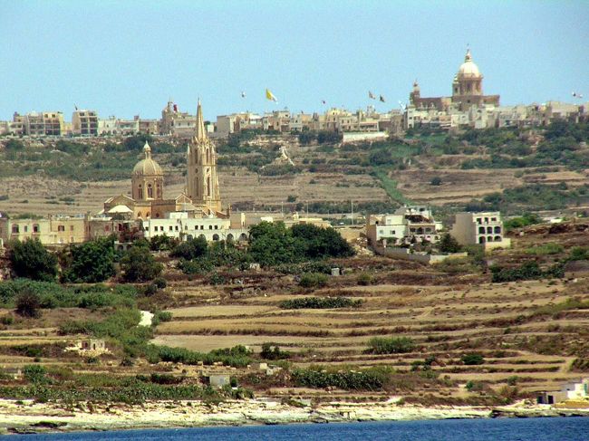 対岸にはゴゾ島が望めます。一番上の町はヴィクトリアです。