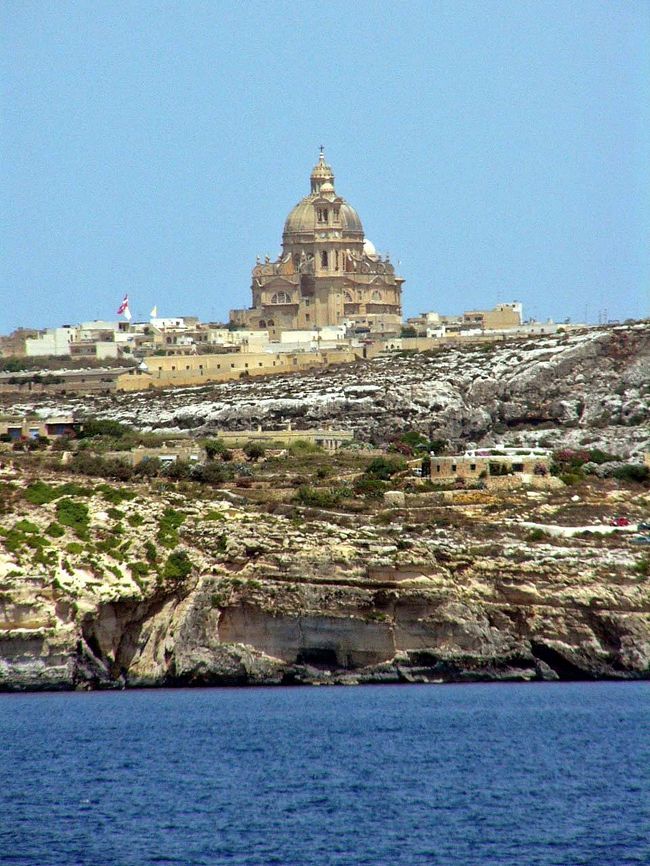 ヴィクトリアの大聖堂を中心に、城塞のような街が広がっています。