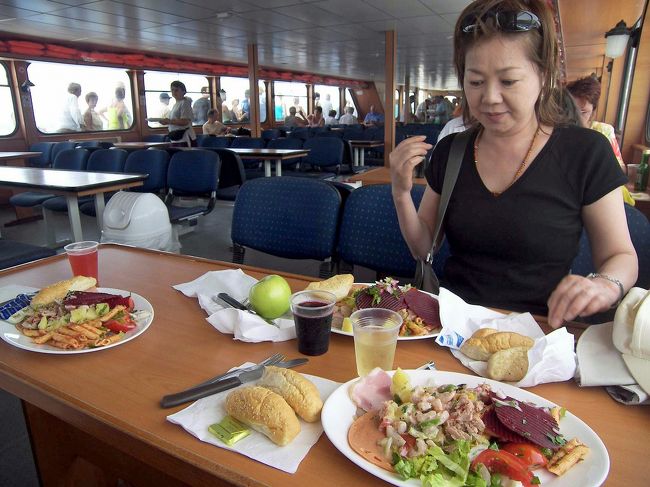 楽しみだったお昼の時間です。お好きな物をお好きなだけセルフでいただきます。ワインもいただけますが、アイスやビールは別料金です。