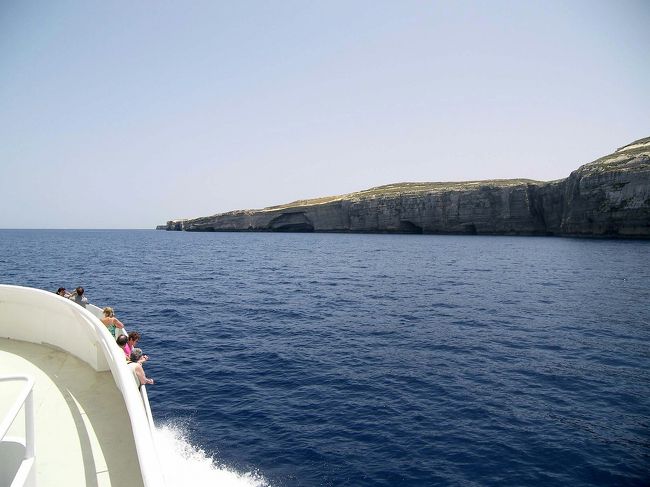 マルタ島からゴゾ島に移っても海岸線の景色はあまり変わりません。ゴゾ島にはアズール・ウィンドウという有名な穴の開いた岩がありました。ゲーム・オブ・スローンというドラマにも出てくるのですが、2017年3月8日に嵐のために崩壊したそうです。食事中の窓ガラス越しに見ることは出来たのですが、写真には残せなかったのが残念です。