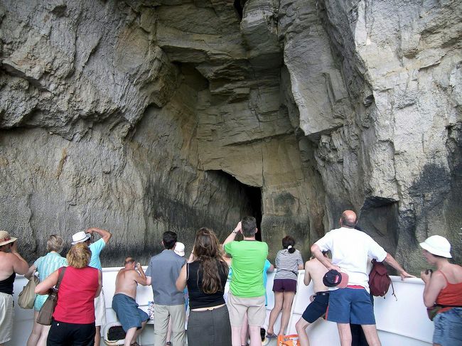 ゴゾ島の裏側の洞窟に入っていきます。