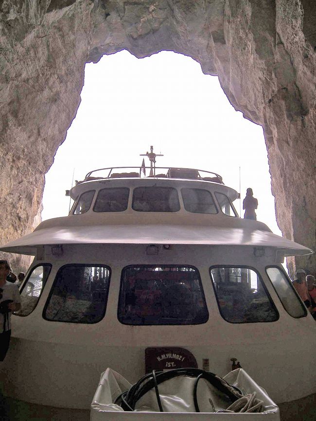 振り返るとこんな感じです。かなりの大型船ですが、そのまま入ってしまうのがビックリです。