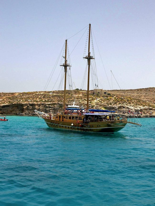 コミノ島に着くと同じ時間に出港したフェルナンデス号が停泊していました。