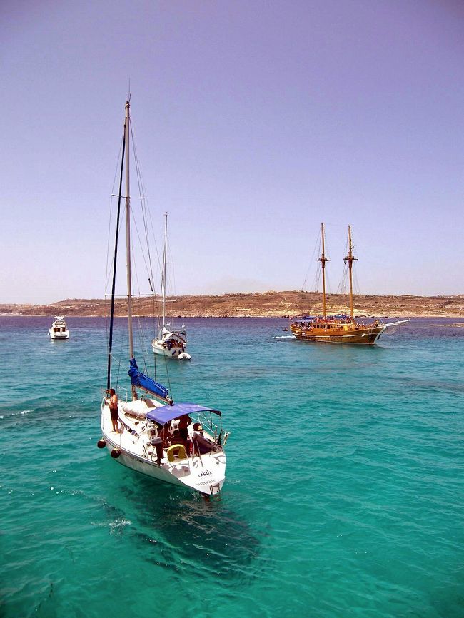 ヨットの影が下の砂地に映ってます。船が宙に浮かぶ景色としてはシチリア島の沖のランペドゥーザ島が有名ですが、コミノ島のブルーラグーンでも同じような写真が撮れると思います。