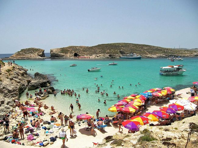 売店のある辺りはかなり混み合っています。