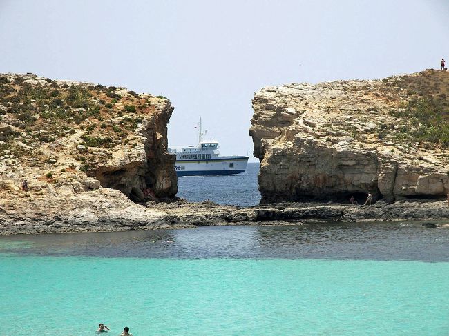 沖にはマルタ島とゴゾ島を結ぶ海峡フェリーが行き交います。