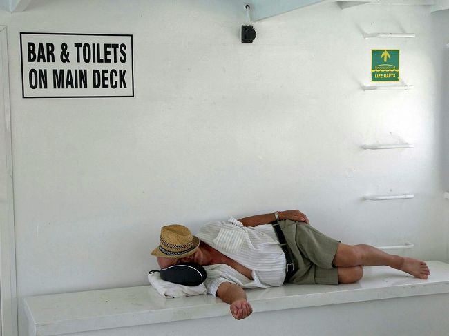 おじいちゃんはお昼寝です。