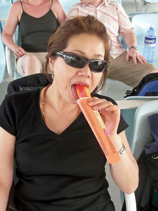 いつの間にかアイスを買って食べています。