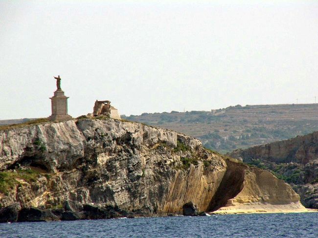 聖パウロ島です。難破したパウロが漂着したと言われる島です。前回の旅ではこの沖合でグラスボートに乗りました。パウロの難破した船が海中に見えないかと思いましたが、小さい魚が少し見えただけです。