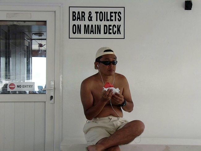 ipodに入れてきたディープ・フォレストやエニグマなどの曲を聞いていました。3時のおやつにスイカが配られました。