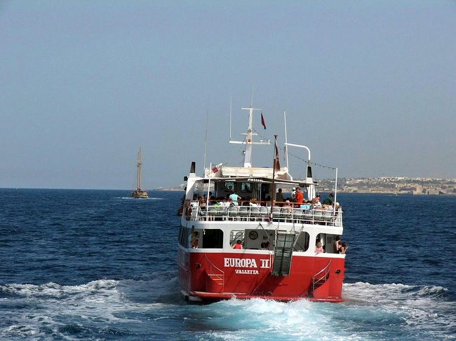 帆船を先頭に３隻のキャプテンモルガンが並びます。抜きつ抜かれつ迫力があります。