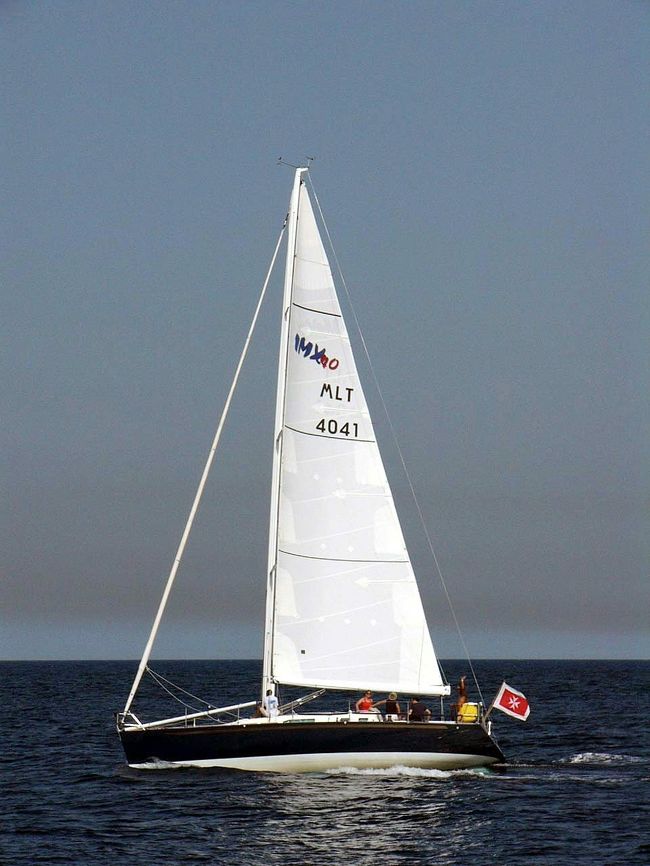 気持ち良さそうなヨットが流れていきます。