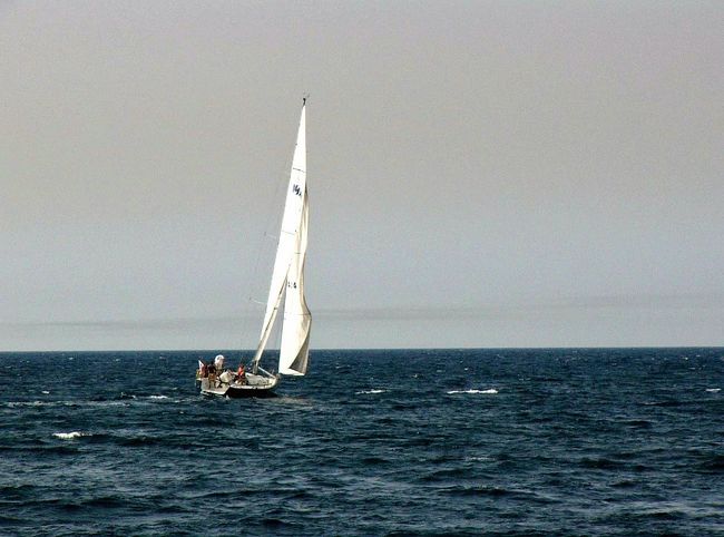 知っ仲介をこんなヨットで旅できたら楽しいでしょうね。でも結構忙しいのではないかとも思います。