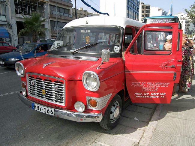 キャプテンモルガンの送迎バスです。このバンも意外に良い味出してます。この辺りを散歩したかったので帰りの送迎はキャンセルしました。