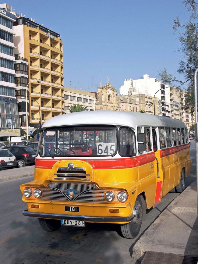 仕方がないのでバスの写真を撮ったり、近くの店を覗いてみたり。