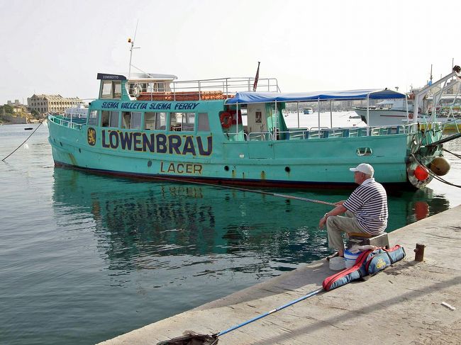 渡し船に乗ろうと思ったら夕方5時にして最終便が出た後でした。延べで2週間ほど滞在しているマルタですが、１度も乗ったことがありません。