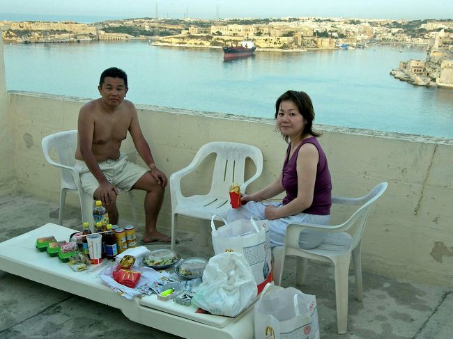 甥と妻がマクドナルドが食べたいというのでお金を渡しました。マルタのマックは全て輸入なので高いのは知っていたのでそれなりの金額を渡しました。2人はあれこれ注文してから、合計金額を聞いてビビったそうです。戻ったら絶対怒られると。