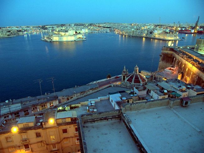 しばらくすると伝統が灯り、幻想的な風景は終わってしまいます。