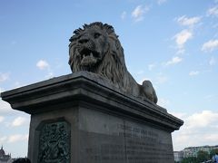 ブダ側のライオン像。制作したのは彫刻家のマルシャルコー・ヤーノシュ。このライオン像に関して、舌がないので除幕式の際に人々が彫刻家をからかい、彫刻家はドナウ川に投身自殺してしまったという逸話がしばしば紹介されます。しかしながら、実際は口の奥に舌はあり、彫刻家はライオンは舌を垂らさないという判断でそのように彫ったのだそうです。