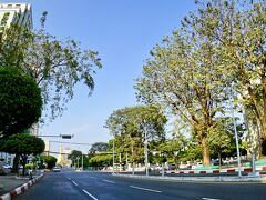 【プルマン・ヤンゴン・センターポイント・ホテル】

その前の道を、ちょっと歩いて見ます～


写真：朝は、ガラガラですが....