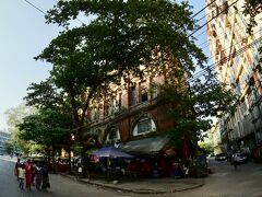 【ヤンゴン、街歩き、旧市街地中心】

街の雰囲気は...英国風...でもメンテがダメなので、ボロボロ...といった感じです。

インドっぽいですね.....