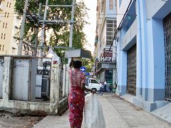 【ヤンゴン、街歩き、旧市街地中心】

こういう光景が一般的そぉ～