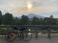 しかし何と言っても弘前城からの岩木山が美しい
ここまで自転車入ってよかったのかな…誰もいなかったから来たけど