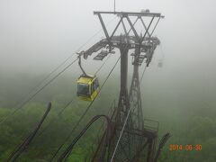 霧がかかって下界の景色が見渡せません