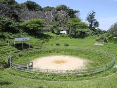 安慶名城跡のある岩山の裏手に広がる、安慶名城跡公園内に設置されたすり鉢状の闘牛場です。