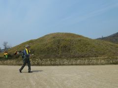 　藤ノ木古墳は直径約４0メートル、高さ約７メートルの円墳で、６世紀末のものと推定されています。