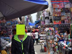 旺角到着。

女人街の露店も営業開始でにぎわい始めています。
朝ここを通りかかったときは白いシートが被っていて、謎な光景だったんだった。
開店するとこうなるのね。
