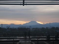 車を降りると、キナバル山が見えました。神々しい山のように感じました。