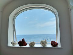 ホテル アンコラ
Hotel L'Ancora Positano
アーチ型の窓の先には、ティレニア海が見え、絵になりますねぇ！