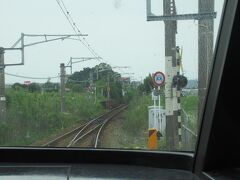 田吉駅の手前で非電化の日南線の線路に合流します。