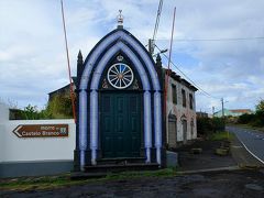 …こんな小さいチャペル脇にモロ・デ・カステロ・ブランコへの標識を発見。

ここから先は簡単な舗装がされているだけの道ですが、普通車で十分大丈夫。
5分もかからずに、簡単な造りの無料駐車場に着きますよ。
モロ・デ・カステロ・ブランコの見学も無料で、緩い傾斜の遊歩道を下って行くと…、