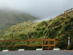 …カルデイラ（カルデラ）へ続く遊歩道がある無料駐車場に着いた時にはこんな天候に変身。
カルデラに霧が沈み込んで、それが風を受けて巻き上がってはカルデラの縁の部分を越えて来る。

わ！　カペリニョス山のカルデイラは見えるや否や？

せっかくここまで来たんだから、と車を降りて周りを見ると…、
