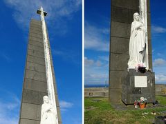 ファイアル島東岸へと下りて行くEN1-1A号線でオルタの北近郊まで来ると、≪コンセイサンの聖母展望台≫あり。
コンセイサンというのはこのあたりの地名。

道のすぐ脇に、高い塔のてっぺんに付いた十字架とその下にあるマリア像が見えて来て、その周辺がテラス状の展望台になっています。
ちょっとした無料駐車があり、景色も無料で楽しめます。