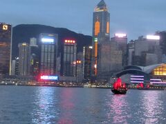 夕闇が迫ってきてからビクトリアハーバーのほうに向かいます。
チムサーチョイプロムナードにやって来ると、少し雨も止んできて散歩の人もチラホラと居ます。