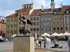 剣を振り上げた人魚の像(レプリカ)真ん中に置かれた、旧市街の中心に位置する旧市街広場。
