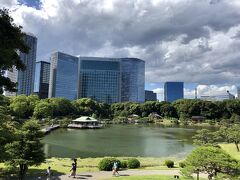 【汐留　浜離宮】
　ここの売りは日本庭園の後ろに、少し芸術的な雰囲気もそろえた汐留の高層ビルが建ち並ぶところだと個人的に思っています。
